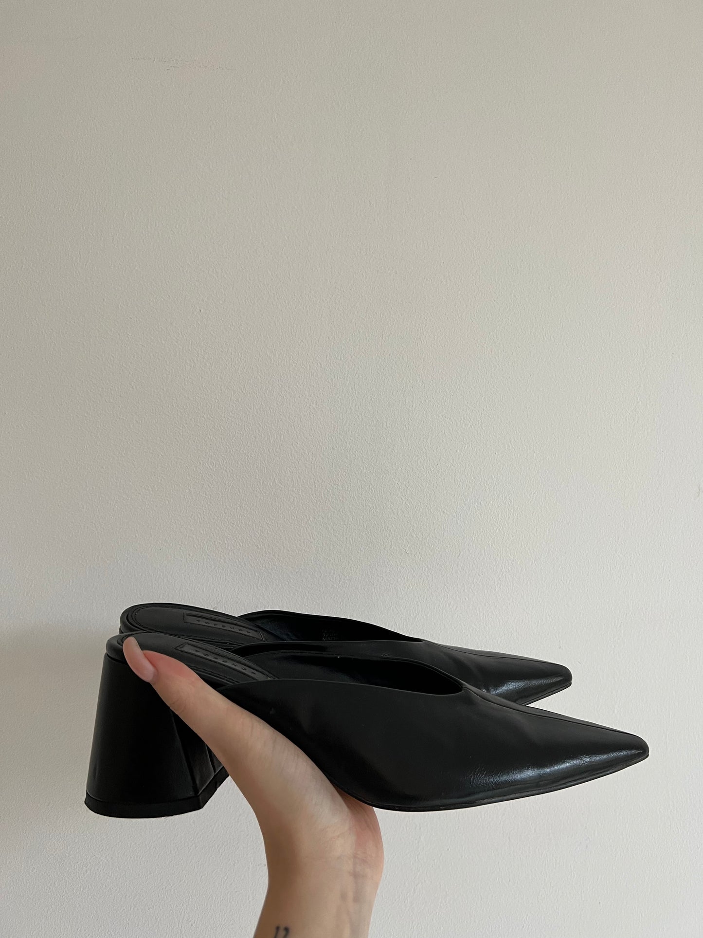Pointed shoes