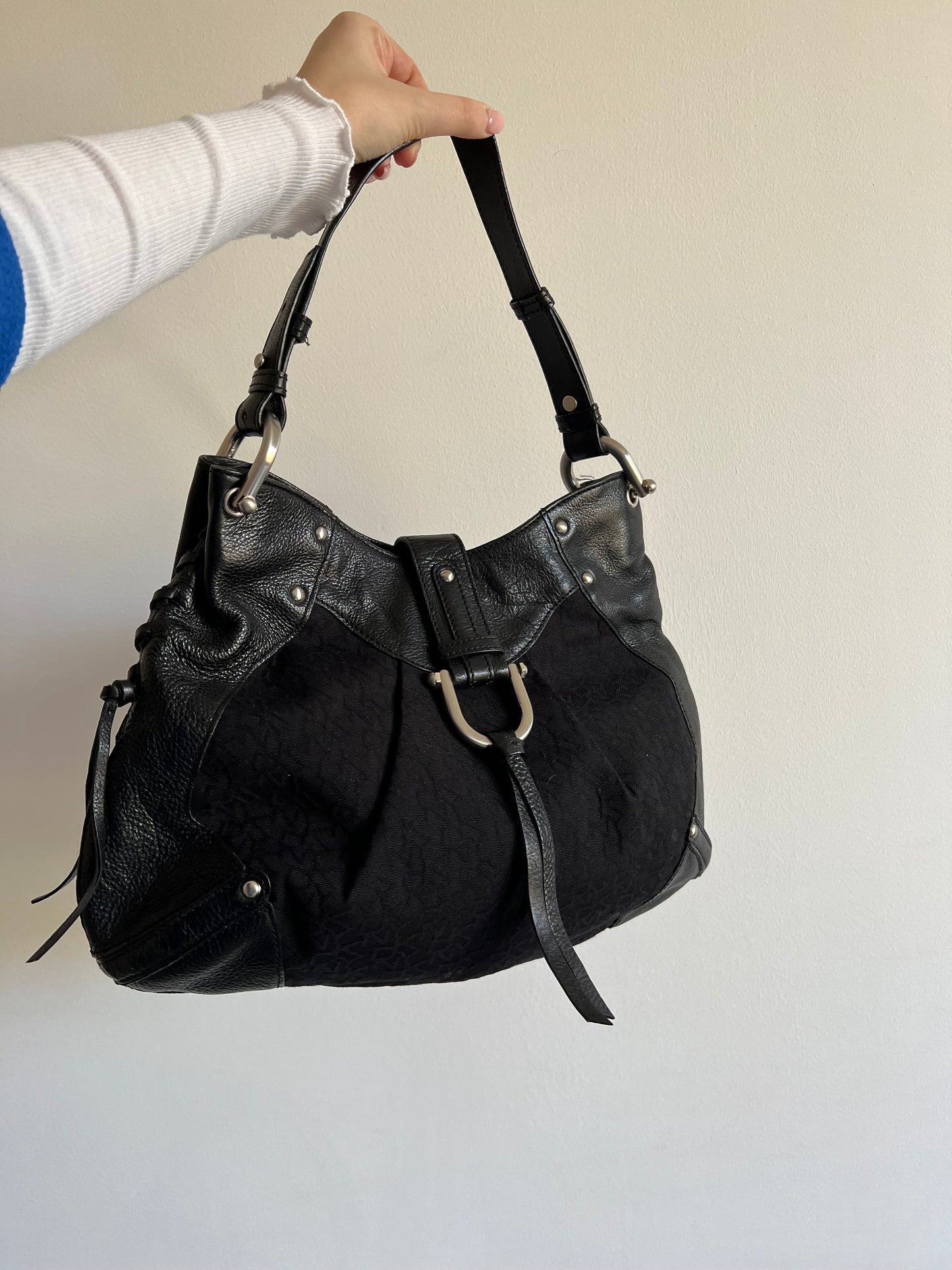 Czarna torba DKNY ze skóry naturalnej