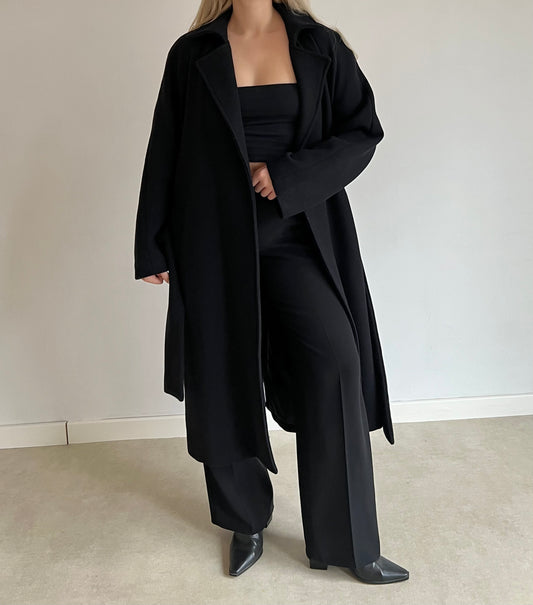 Czarny wełniany płaszcz z paskiem
