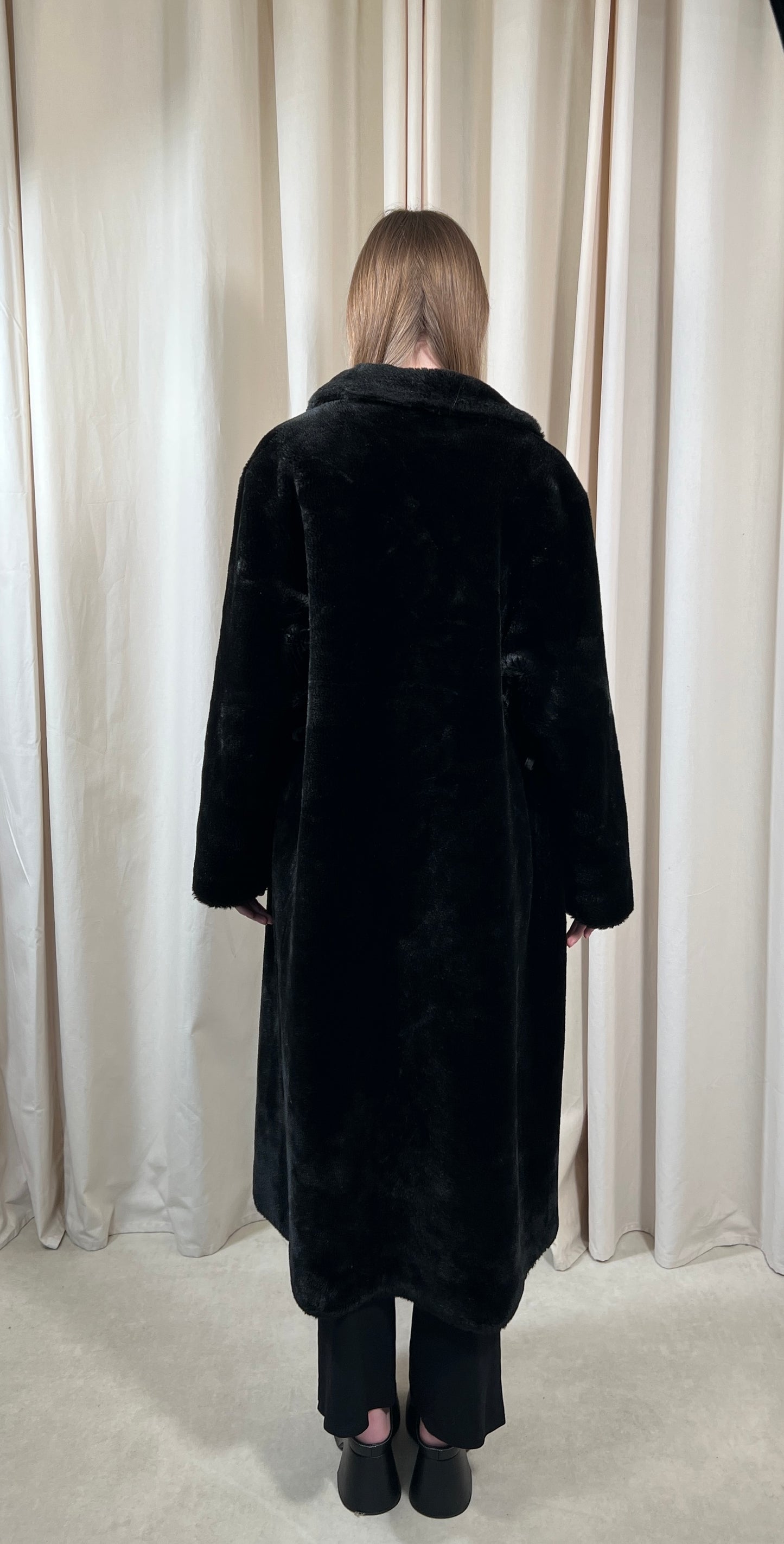 Czarne długie futro | płaszcz