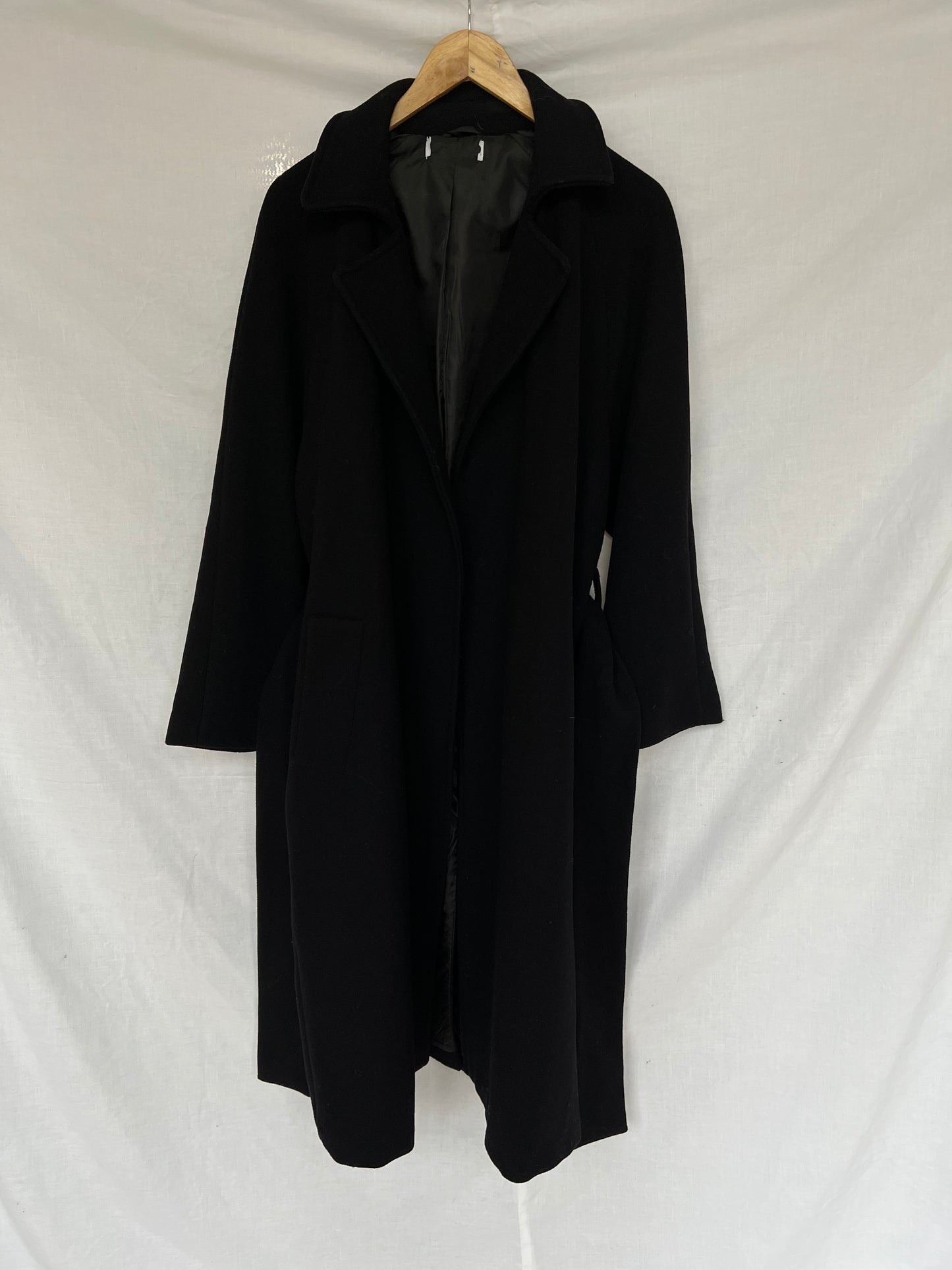 Czarny wełniany płaszcz z paskiem