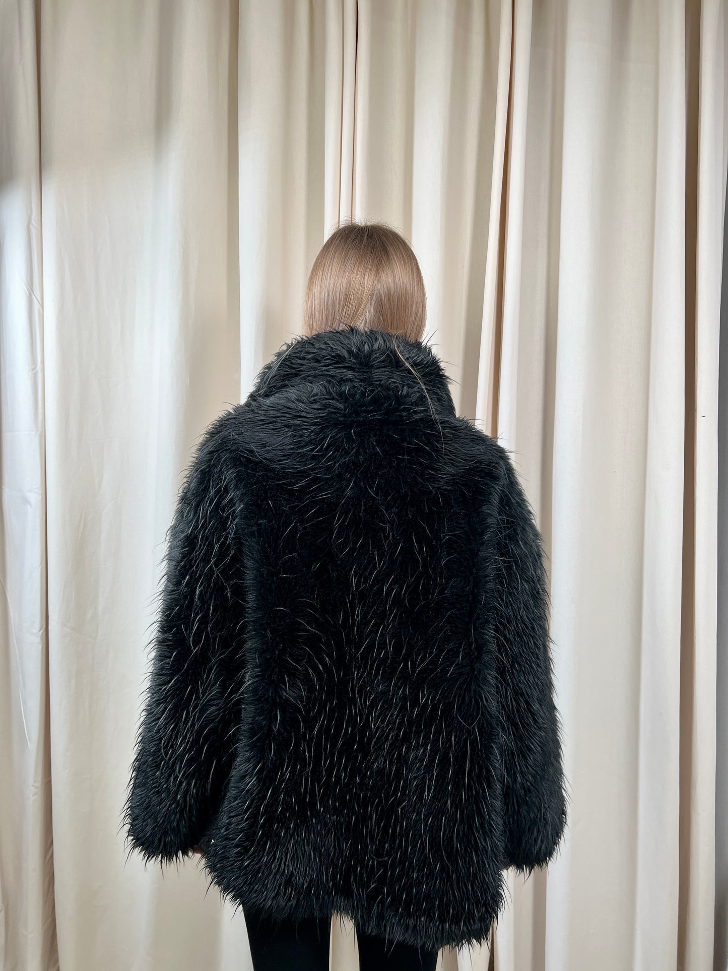 Czarne futerko syntetyczne | kurtka płaszcz