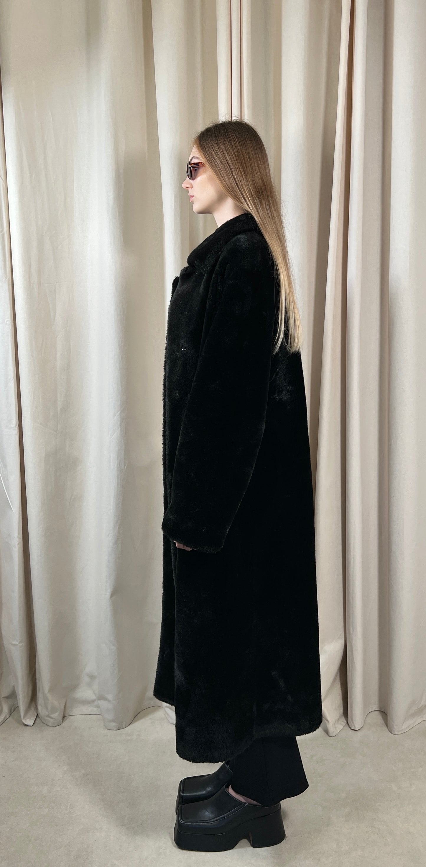 Czarne długie futro | płaszcz
