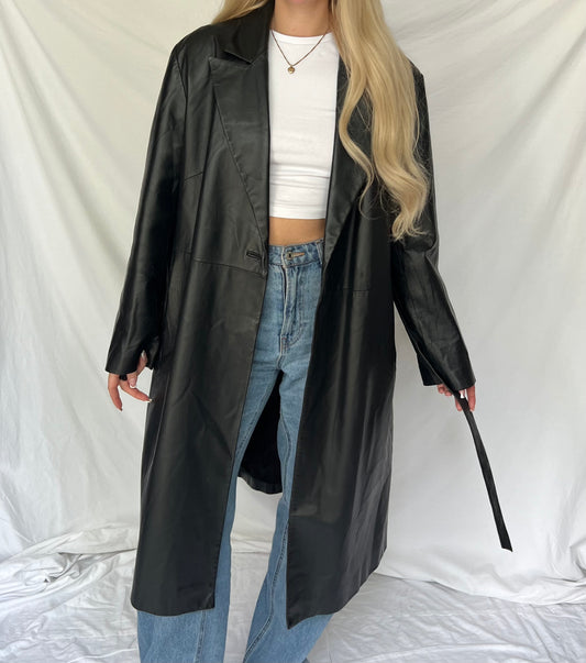 Czarny płaszcz skórzany