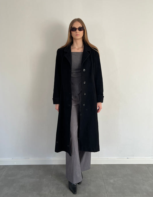 Czarny wełniany płaszcz